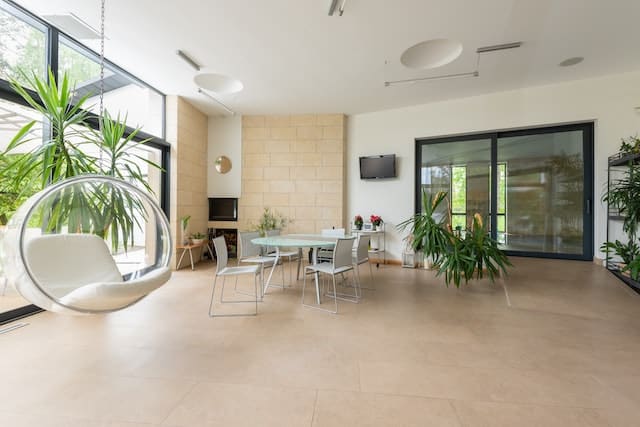 A home that has multiple fixed windows looking out into the backyard